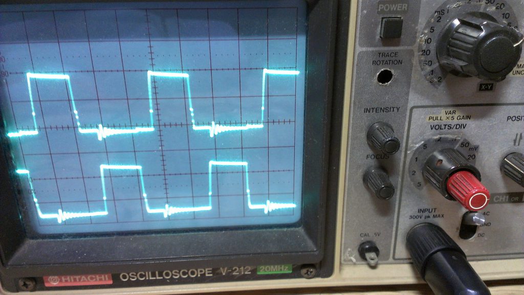 MOSFETのGateの波形、2つのMOSFETが交互にスイッチしている。