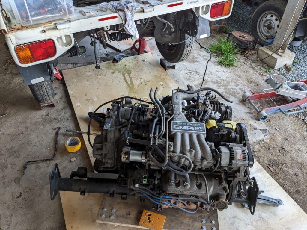 エンジンとミッションが降りた様子