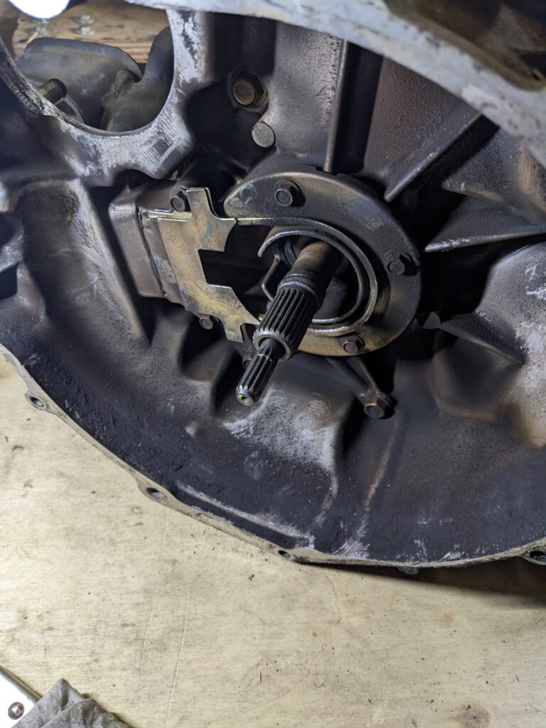 CVTの軸。同軸上に2本生えている。