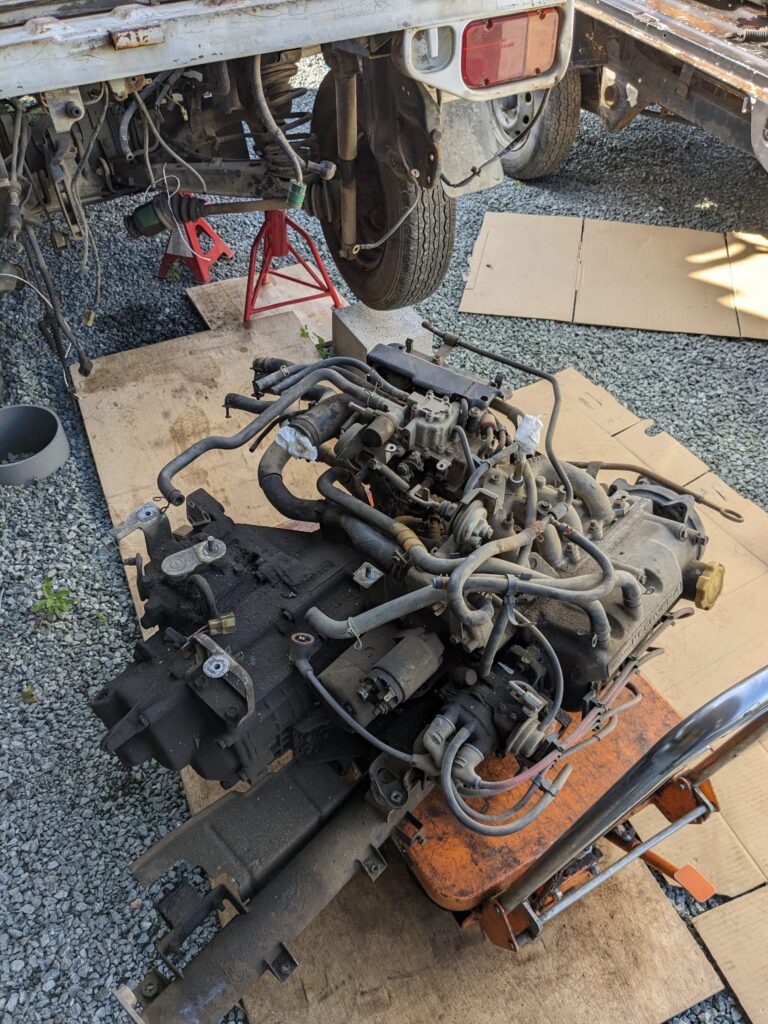 部品ドリ車からミッション降ろす様子