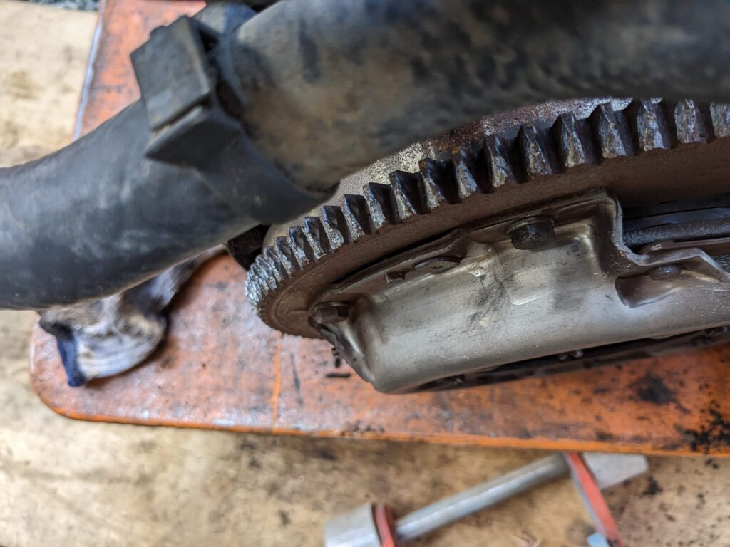 フライホイールのスターター用歯車が欠けている