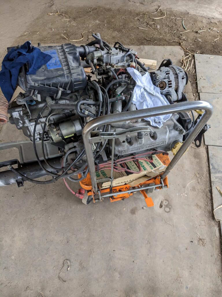 もらったエンジンとミッション。載せてる油圧台車は便利。