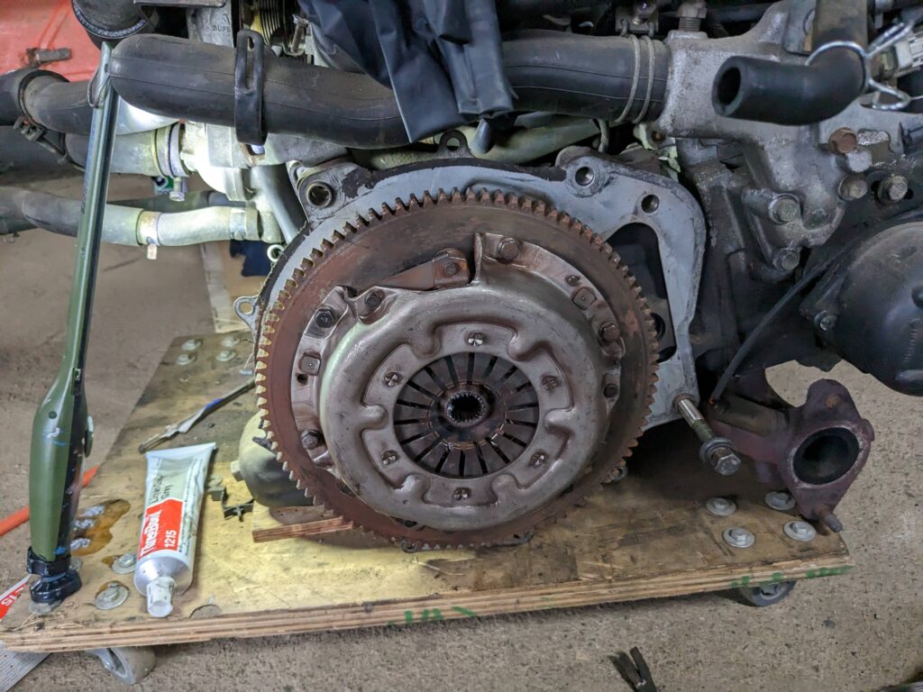 フライホイールとクラッチ一式をもとのエンジンにつけた