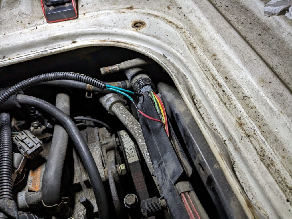 ランプに向かうハーネスを切って、割り込ませる。