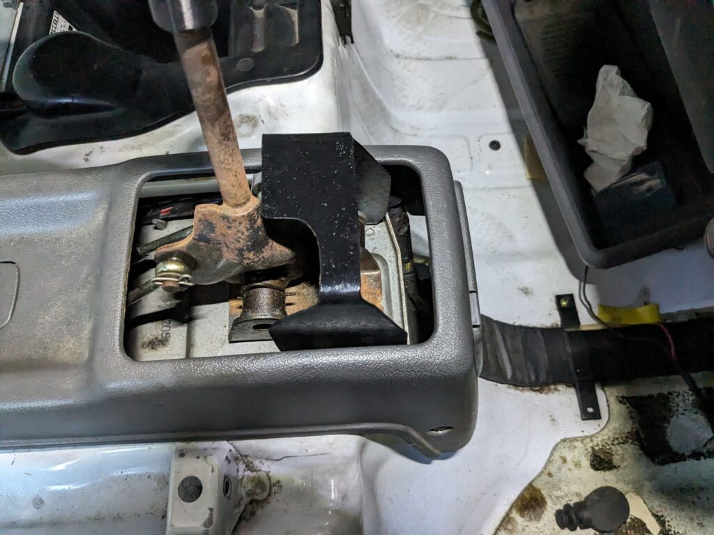 シフトレバーが1速に入らないように、ゲートを作った