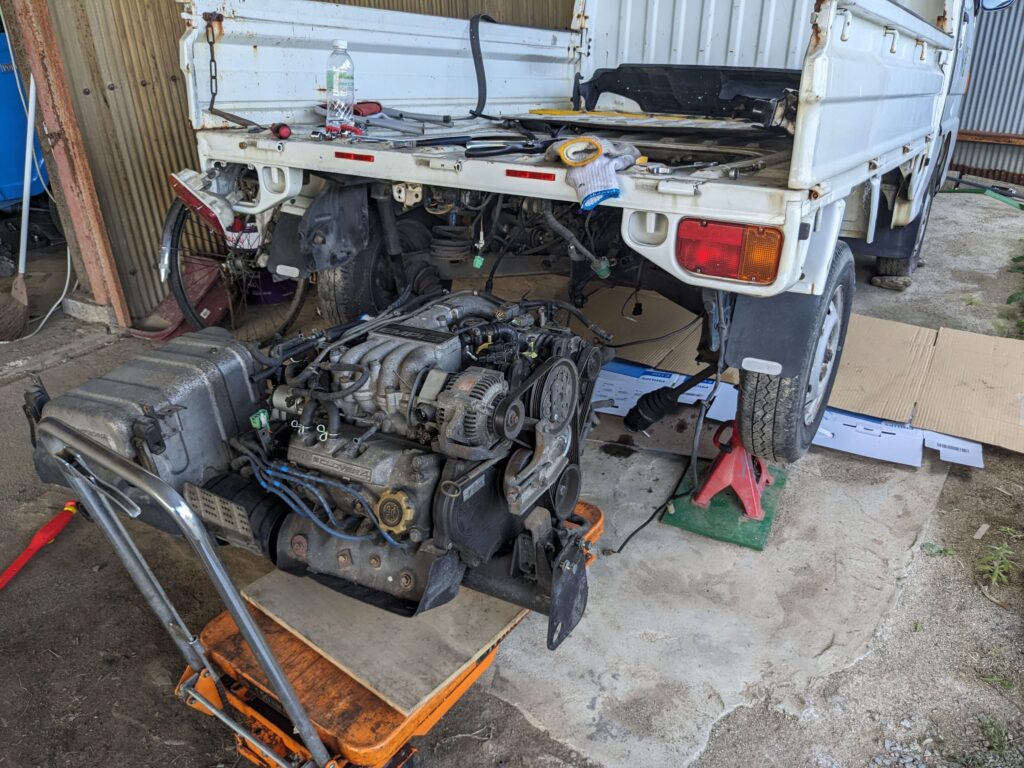 せっかく載せたエンジンとミッションを、また降ろす様子