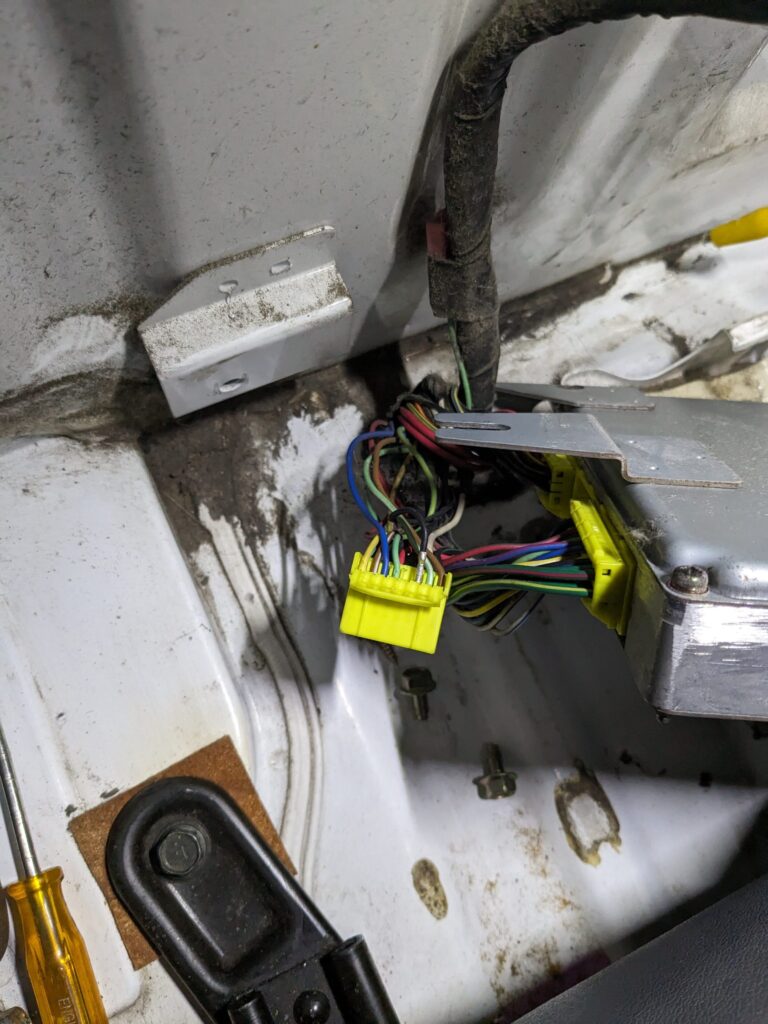 ECUのカプラー。抜けかけてるピンがそれだ。