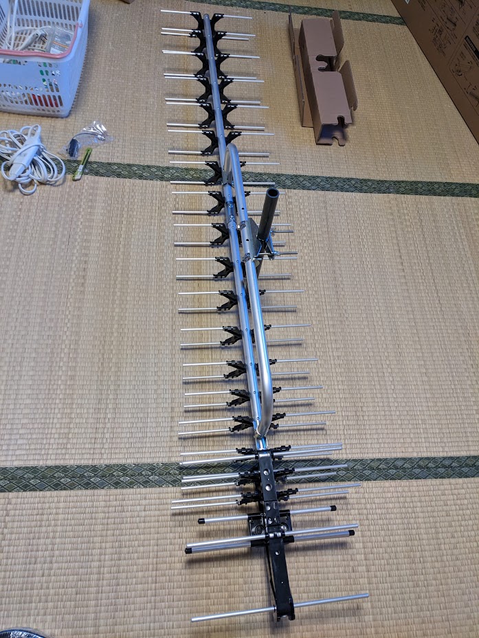 部屋の中で組み立てたアンテナ