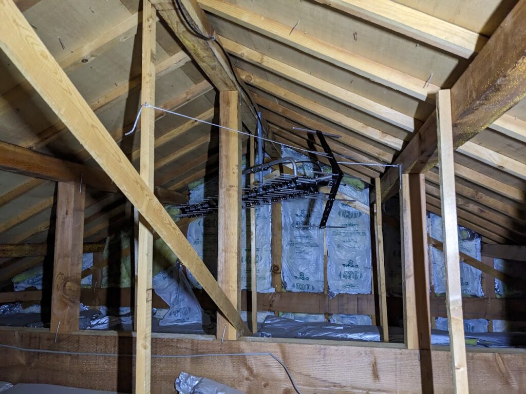 屋根裏に設置した様子