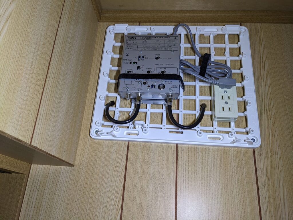 クローゼット内の壁に設置したブースター