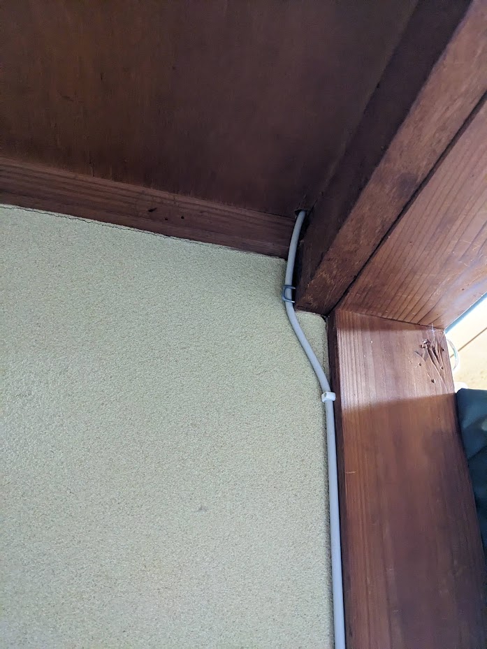 固定した同軸ケーブル