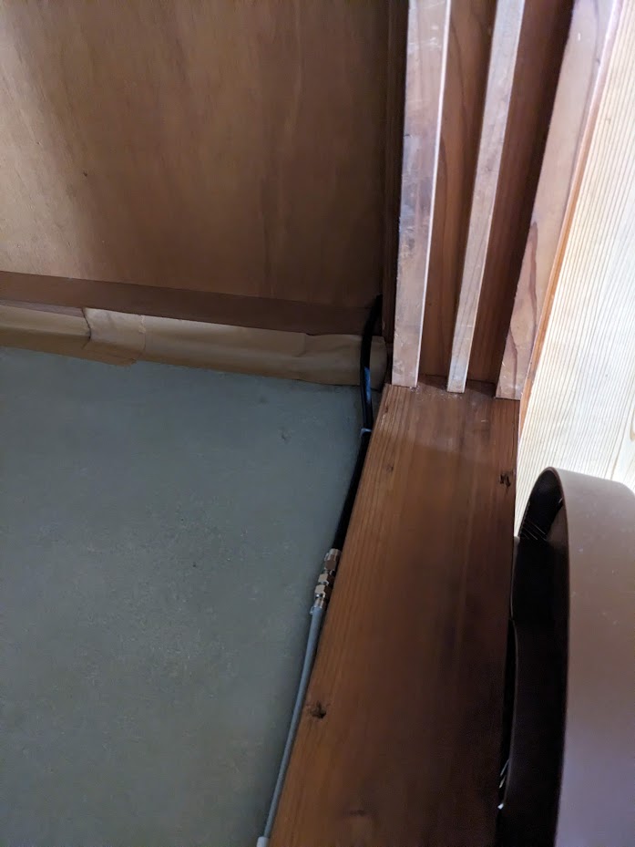 固定した同軸ケーブルと中継コネクタ